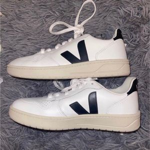 Veja V-10 LEATHER WHITE BLACK